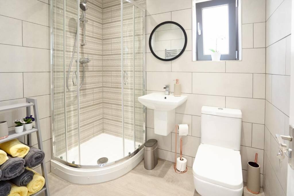 Home From Home - 4 Double Bed House With Parking Slough Dış mekan fotoğraf